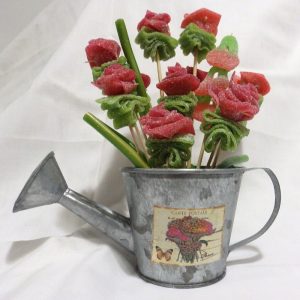 Regadera vintage con flores de gominola